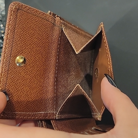 LOUIS VUITTON Monogram Wallet - Picture 10 of 11